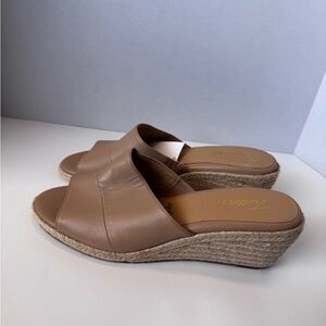 Women’s Trotters Slip On Tan Wedge Sandals size 9M